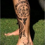 красивый маори рисунок татуировка на ноге мужская
