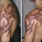 красная тату с узорами - мужская татуировка на плече