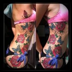красные розы и голубые бабочки - женская татуировка на боку