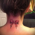 красный бантик - татуировка на шее женская - фото