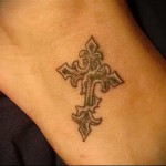крест в листве - татуировка на стопе мужская - фото
