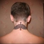 крест и крылья - татуировка на шее мужчины - фото
