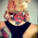 крупная роза - татуировка на шее женская - фото