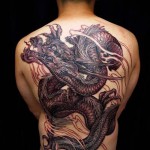 крутой огненный дракон - тату мужская на спине фото