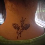 крылатое сердце - татуировка на шее женская - фото