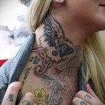 крыло и брюлик - татуировка на шее женская - фото