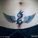 крылья и завиток - женская татуировка на шраме - перекрытие - фото