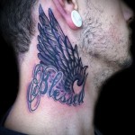 крылья и надпись - святость - татуировка на шее мужчины - фото
