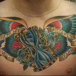 крылья и песочные часы с надписями - цветной вариант - мужская татуировка на грудь