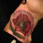 крысный цветок с ареолом - татуировка на шее мужчины - фото