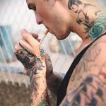 курящий мужчина - татуировка на шее мужчины - фото
