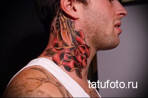 Фото тату: татуировка на шее с изображением красной розы и молящихся рук. Классический дизайн с религиозным подтекстом.