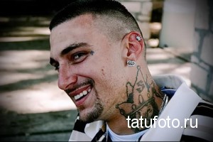 Фото тату: татуировка с изображением черепа и костей на шее. Черно-белый рисунок с детализированной проработкой.