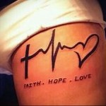 линия пульса с сердцем и надписи - судбма - надежда - любовь - женская татуировка на боку