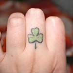 листок клевера - татуировка на пальце женская (тату, tattoo)