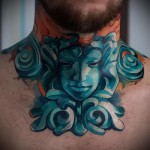лицо девушки - скульптура - татуировка на шее мужчины - фото