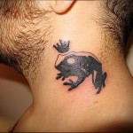 лягушка и корона - татуировка на шее мужчины - фото