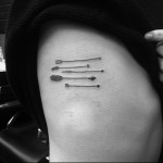 маленькие стрелы для лука - женская татуировка на боку
