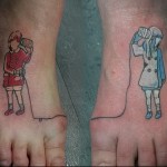 мальчик и девочка - татуировка в нижней части ноги девушки