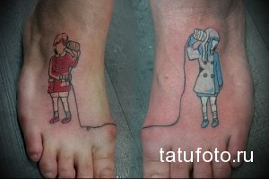 Фото парной татуировки на стопах: мальчик и девочка, говорящие по проволочному телефону, выполненные в ярком мультяшном стиле.