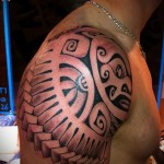 маори морда - мужская татуировка на плече