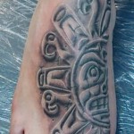 маори солнце - каменный рисунок - татуировка на стопе мужская - фото