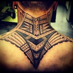 маори узор - татуировка на шее мужчины - фото