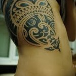 маори узоры - женская татуировка на боку