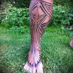 маори узоры как сапог - татуировка на стопе мужская - фото