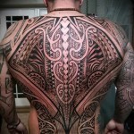 маори узоры на спине - татуировка на спине мужская фото