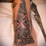 маори узоры татуировка на ноге мужская
