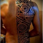 маори узры в черных тонах - тату мужская на спине фото