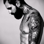 мечь и надписи - татуировка на шее мужчины - фото