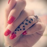 много звездочек - татуировка на пальце для девушки (тату - tattoo- фото)