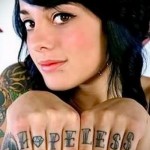 много мелких надписей - татуировка на пальце для девушки (тату - tattoo- фото)