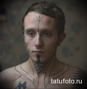Фото тату: Мужчина с минималистичной татуировкой в виде вертикальной линии на лице и геометрическими элементами на шее. Черные тона.