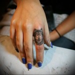 морда волка - татуировка на пальце женская (тату, tattoo)