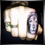 морда льва - татуировка на пальце женская (тату, tattoo)