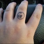 мордочка панды - татуировка на пальце женская (тату, tattoo)