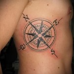 морской компас в тату на боку у мужчины