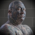 мужчина с татуировками на все лицо и тело