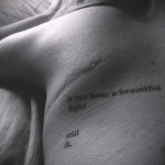 надписи на лопатке - женская татуировка на шраме - перекрытие - фото