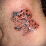надпись born lucky и игральные кости - тату для азартных - татуировка на шее мужчины - фото