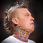 надпись free - татуировка на шее мужчины - фото
