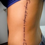 надпись в одну строку - женская татуировка на боку