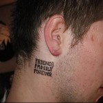 Фото тату на шее: надпись 'FRIENDS FAMILY FOREVER' черным цветом. Идеи для тату о дружбе и семье.