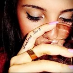 надпись со словом love - татуировка на пальце для девушки (тату - tattoo- фото)
