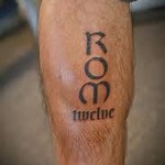 название футбольного клуба татуировка на ноге мужская