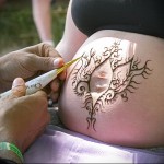 нанесение татуировки хной на живот беременной женщине
