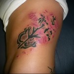 необычные цветы сакуры - женская татуировка на боку